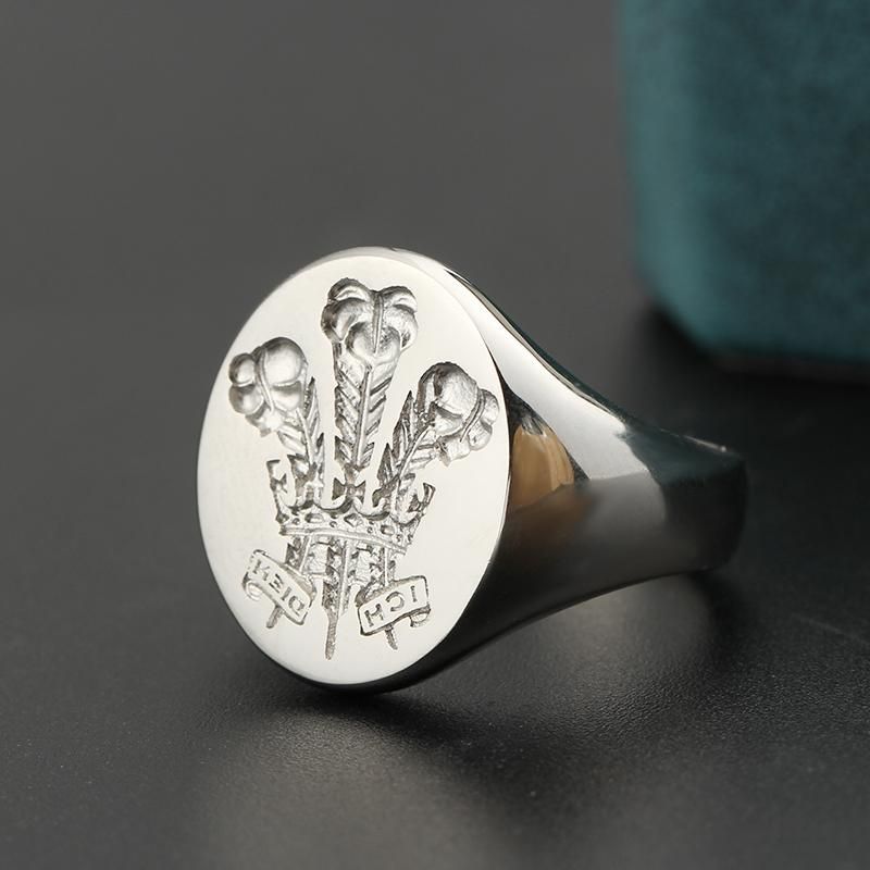 Royal Family Crest Ring in 14K Gold - Vintage Seal Design for Stylish and Luxurious Customization