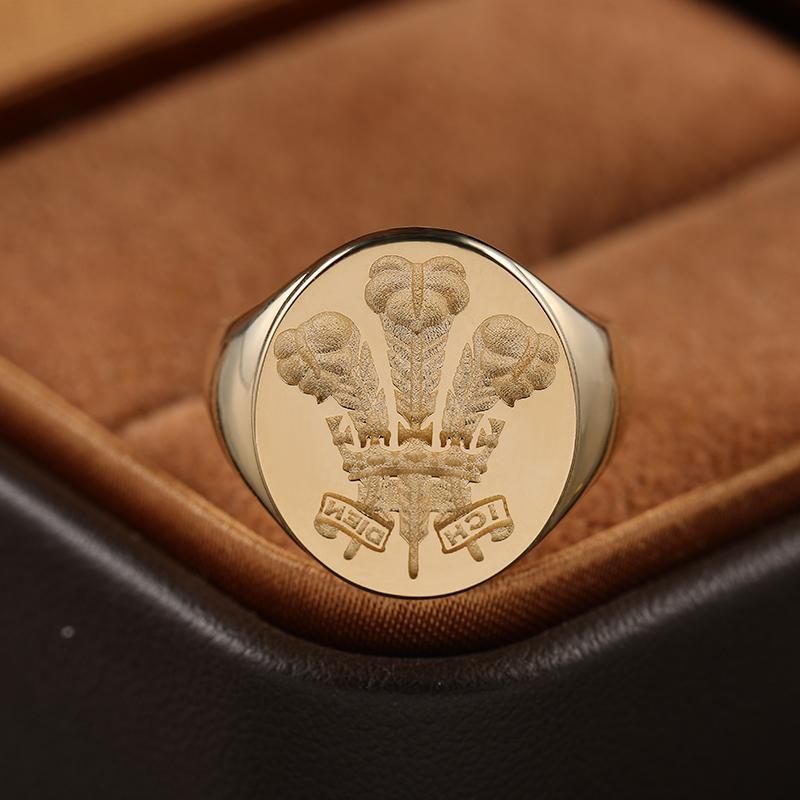 Royal Family Crest Ring in 18K Gold - Vintage Seal Design for Stylish and Luxurious Customization