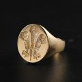 Royal Family Crest Ring in 10K Gold - Vintage Seal Design for Stylish and Luxurious Customization